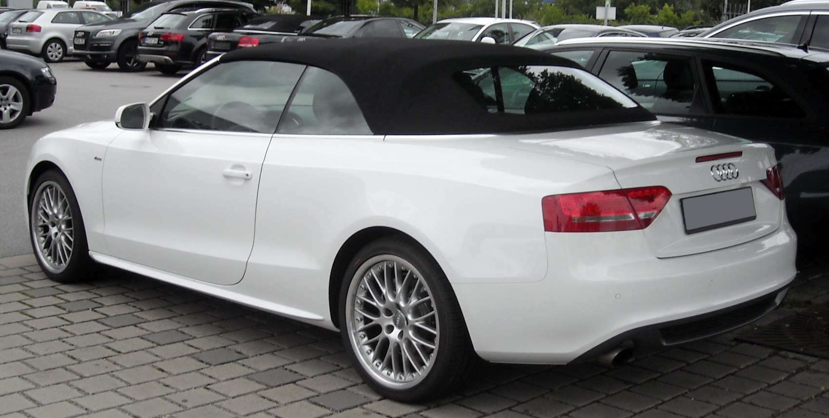 Convertible soft top with sporty multi-spoke alloy wheels