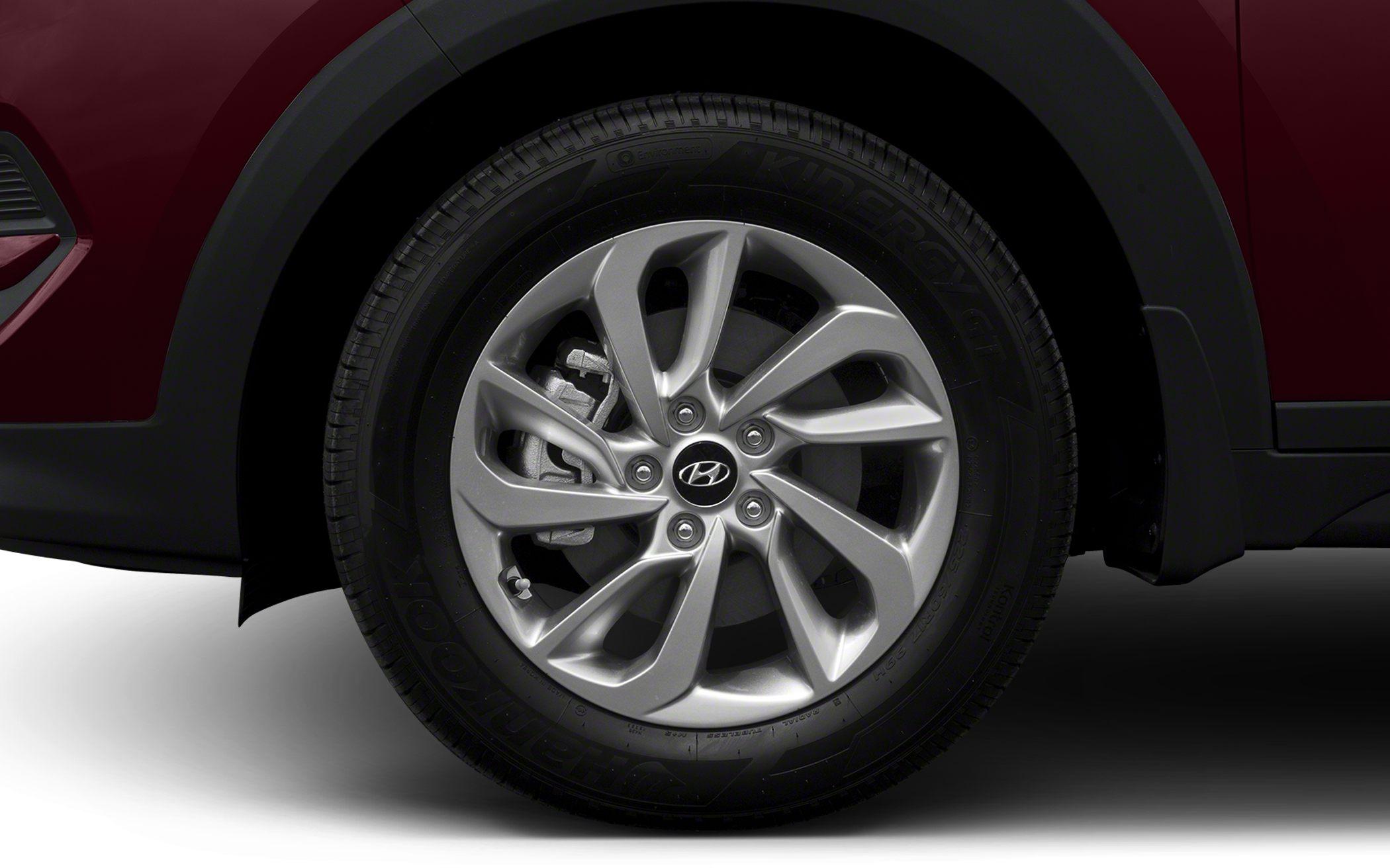 Alloy multi-spoke wheel with Hankook Kinergy GT tire