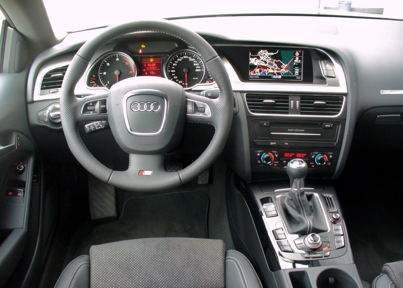 Steering wheel, dashboard instruments, navigation screen, manual gear shift