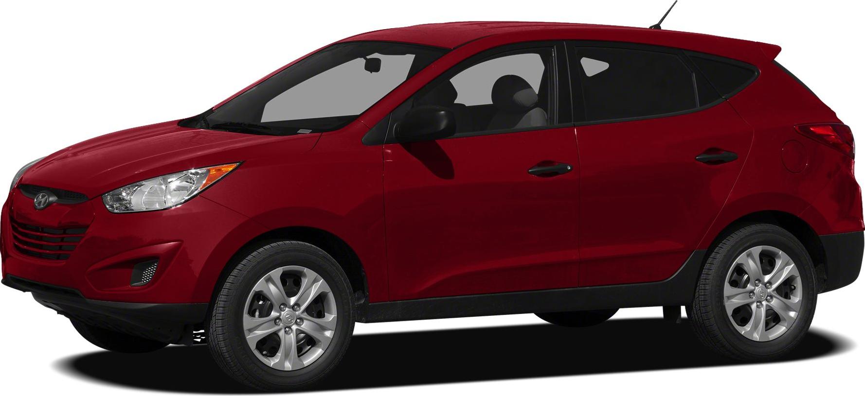 Side profile and alloy wheels of a compact SUV