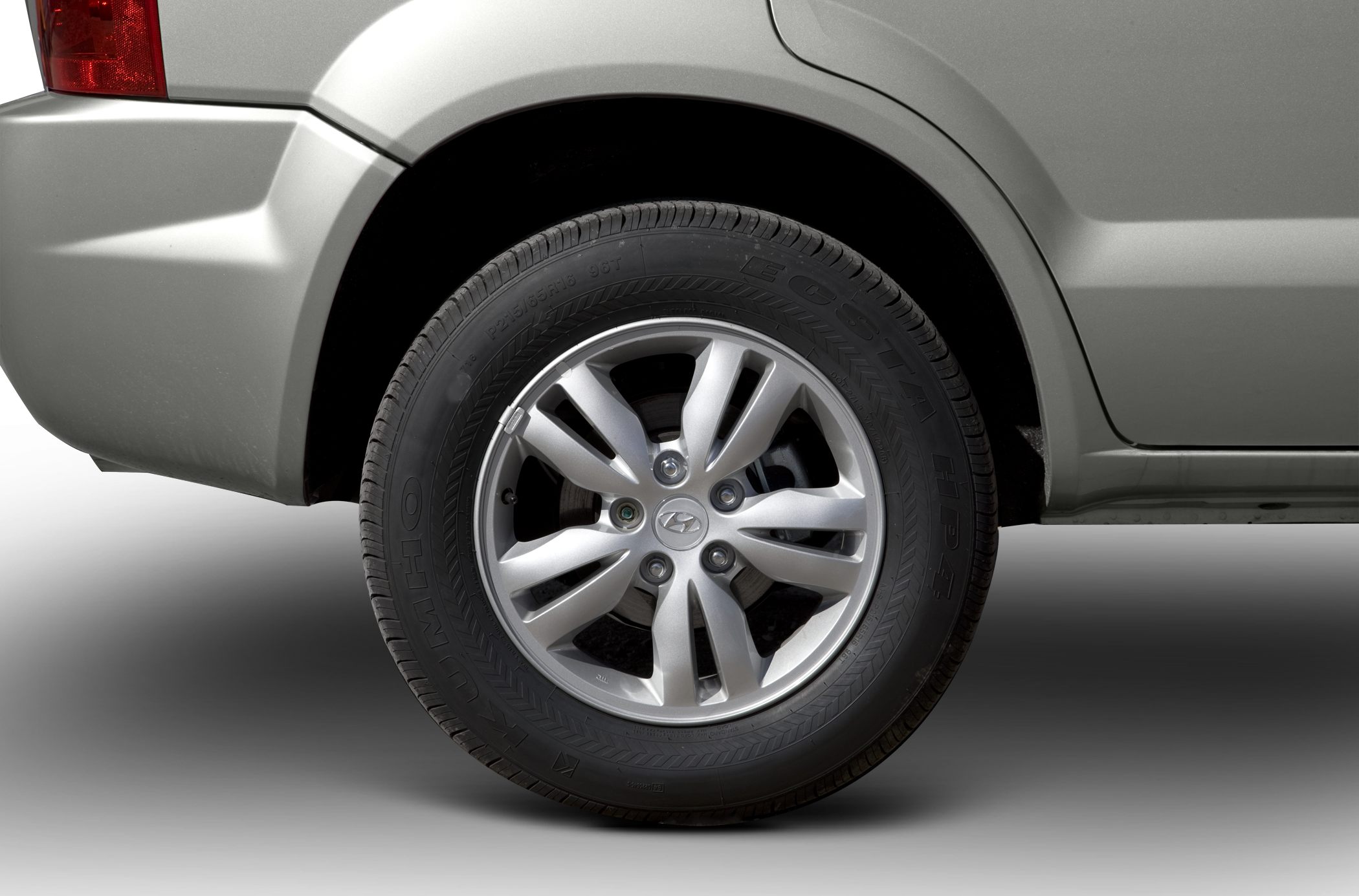 Alloy wheel and rear fender with tire and wheel arch