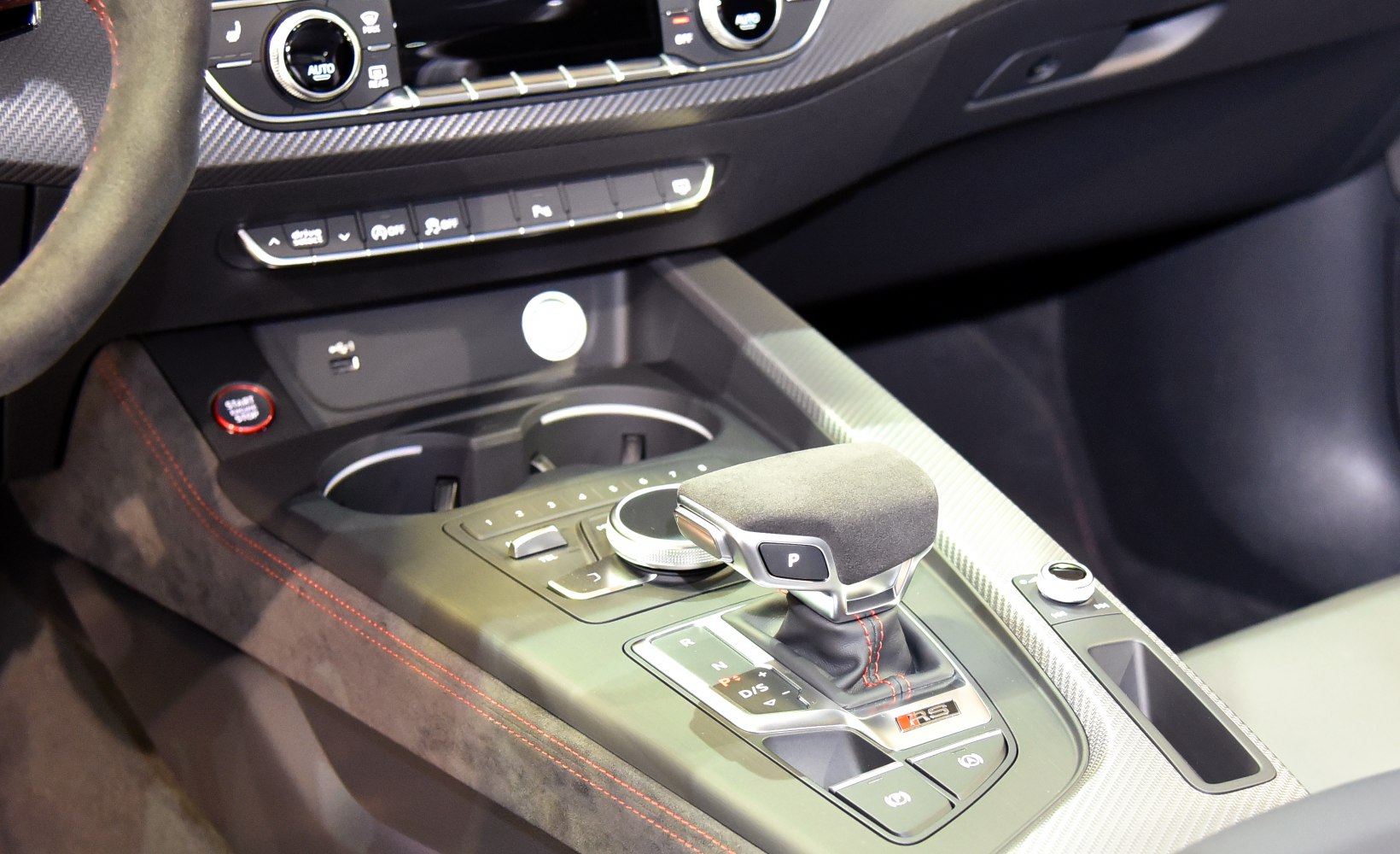 Audi RS 4 Avant B9 gear shifter and center console controls