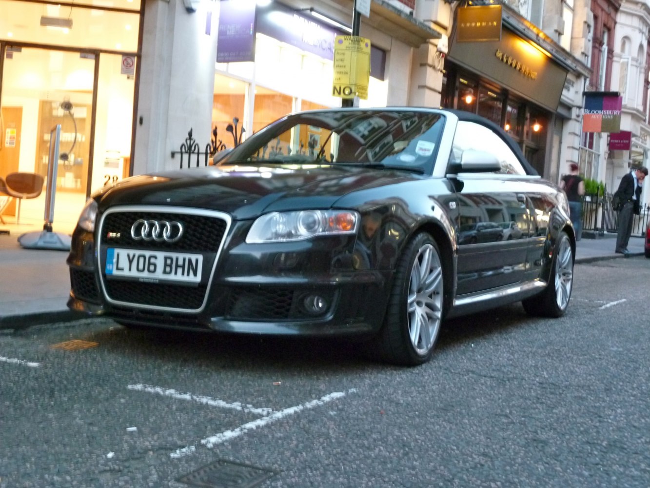 Front view of convertible with Audi grille and alloy wheels