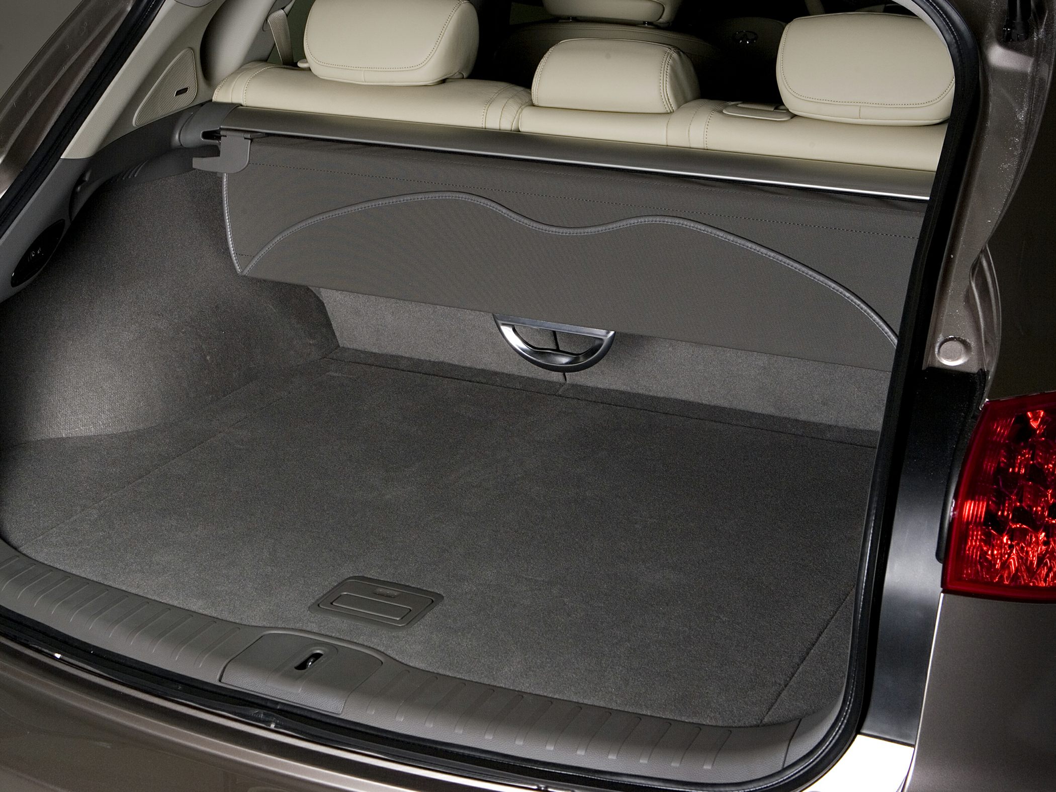 Spacious trunk with retractable cargo cover and leather rear seats