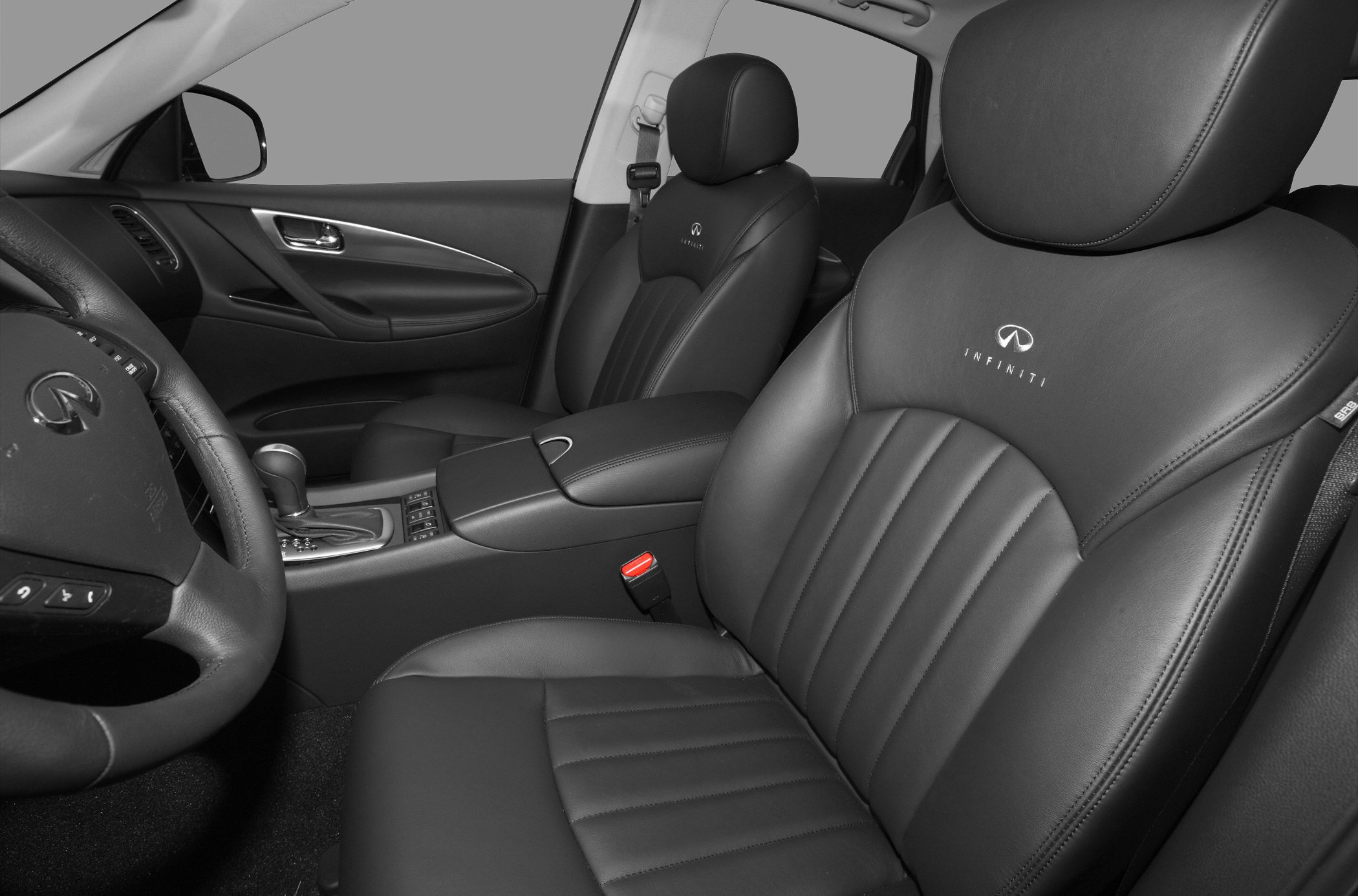 Luxury leather front seats and center console with gear shift