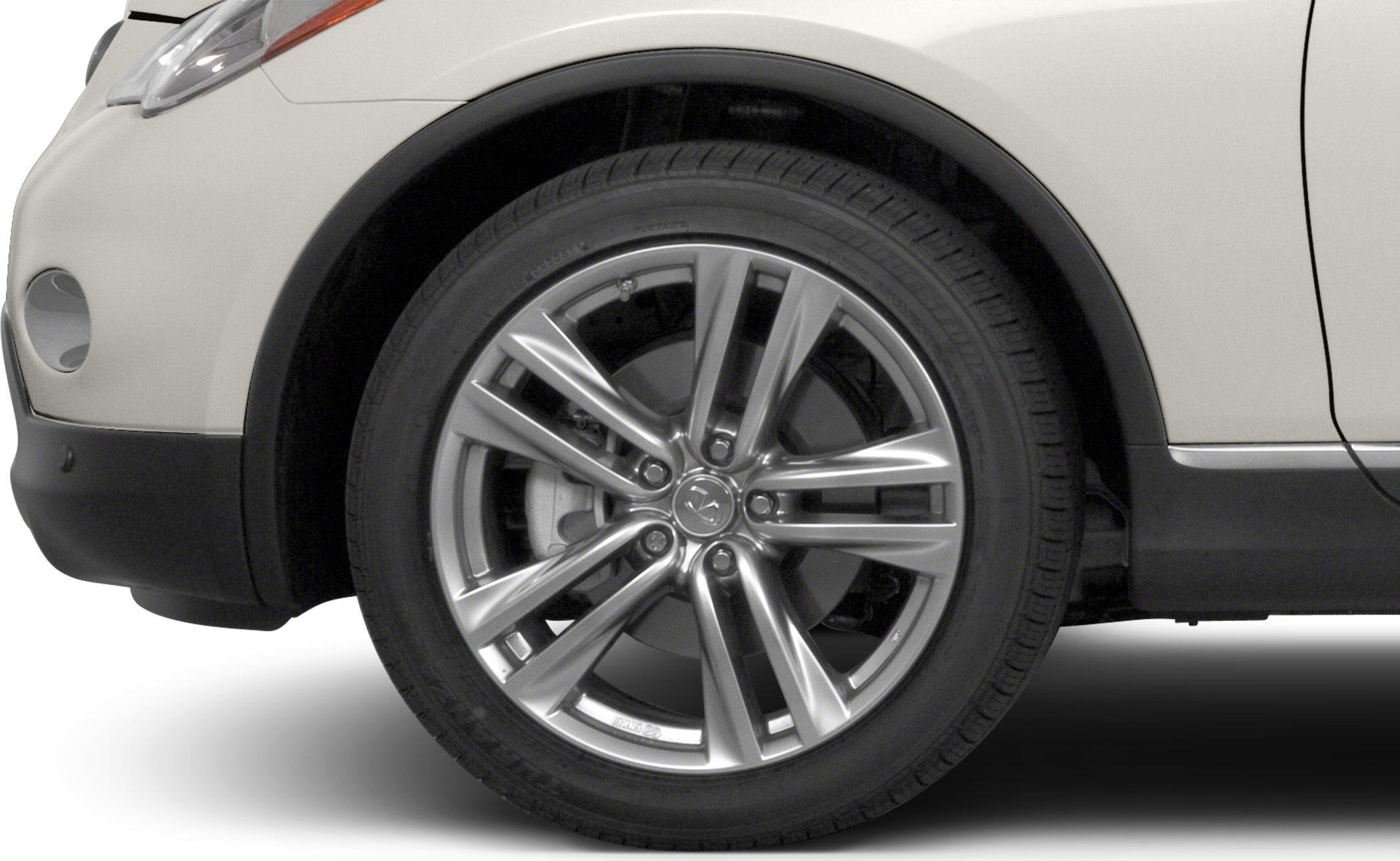 Alloy wheel with multi-spoke design and tire tread detail
