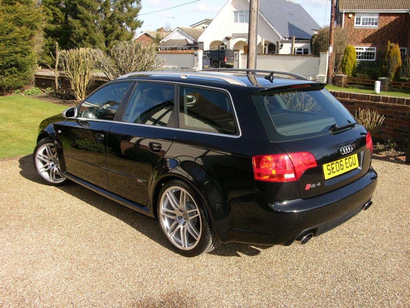 Rear side view of black estate with 5-spoke wheels