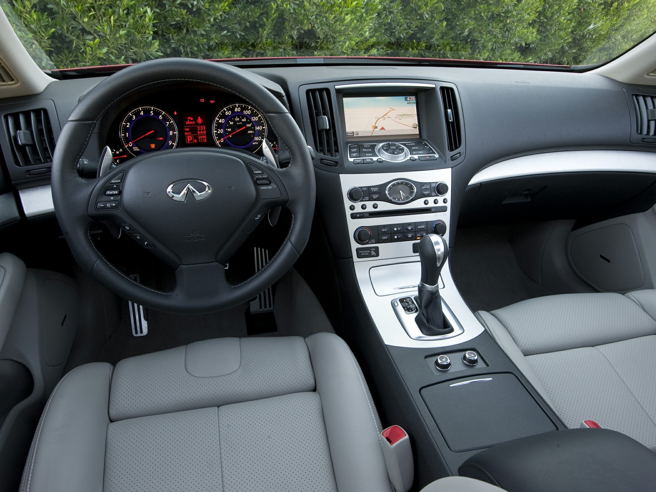 Steering wheel, navigation display, center console with gear shift
