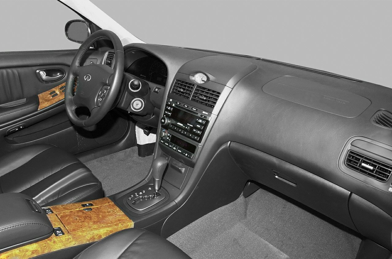 Dashboard and steering wheel with wood trim and automatic gear shift