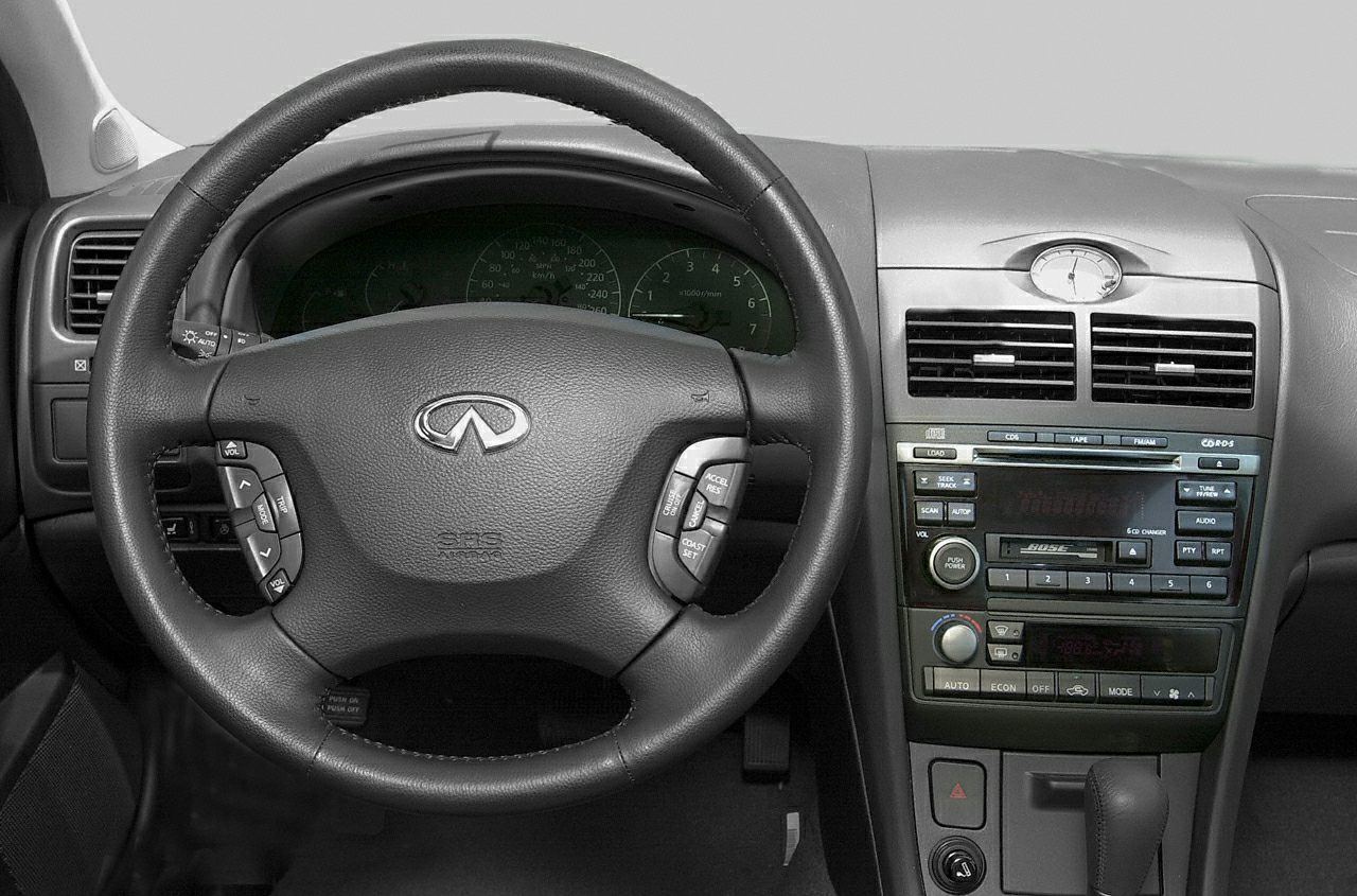 Leather steering wheel with controls and classic dashboard gauges