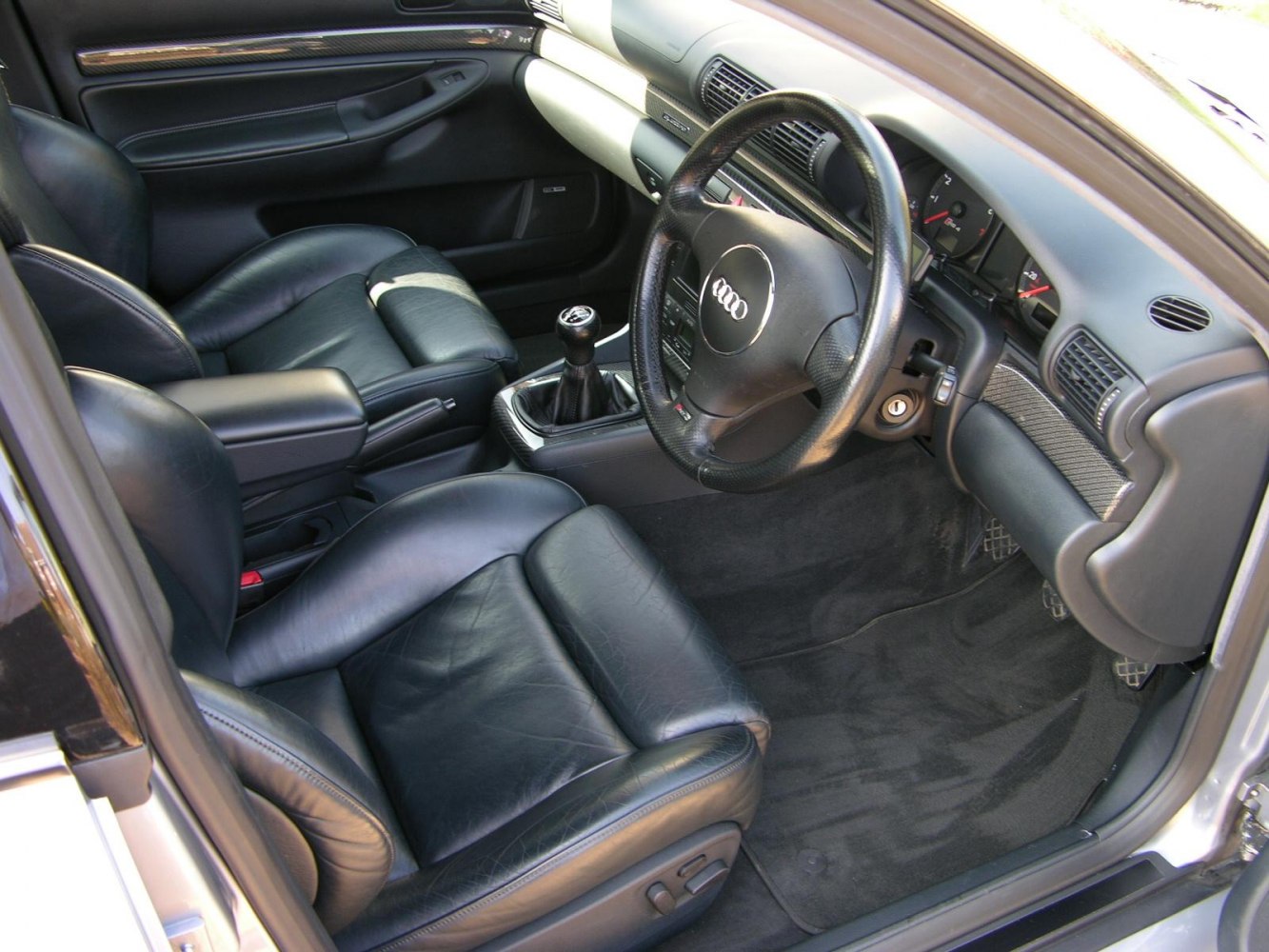 Leather sport seats and manual transmission gear stick