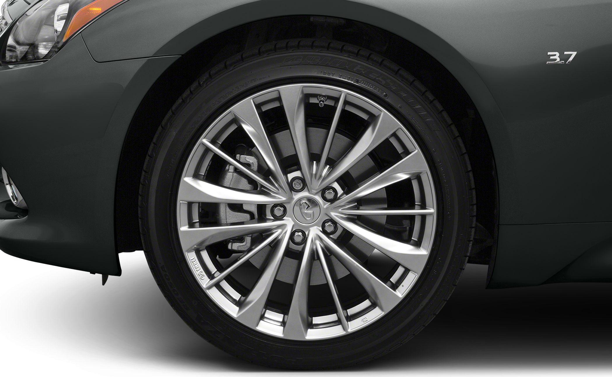 Alloy wheel and 3.7 engine badge on a car front side