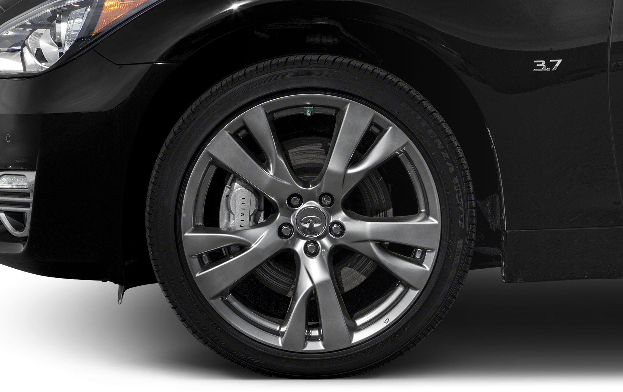 Front alloy wheel and brake caliper with 3.7 badge