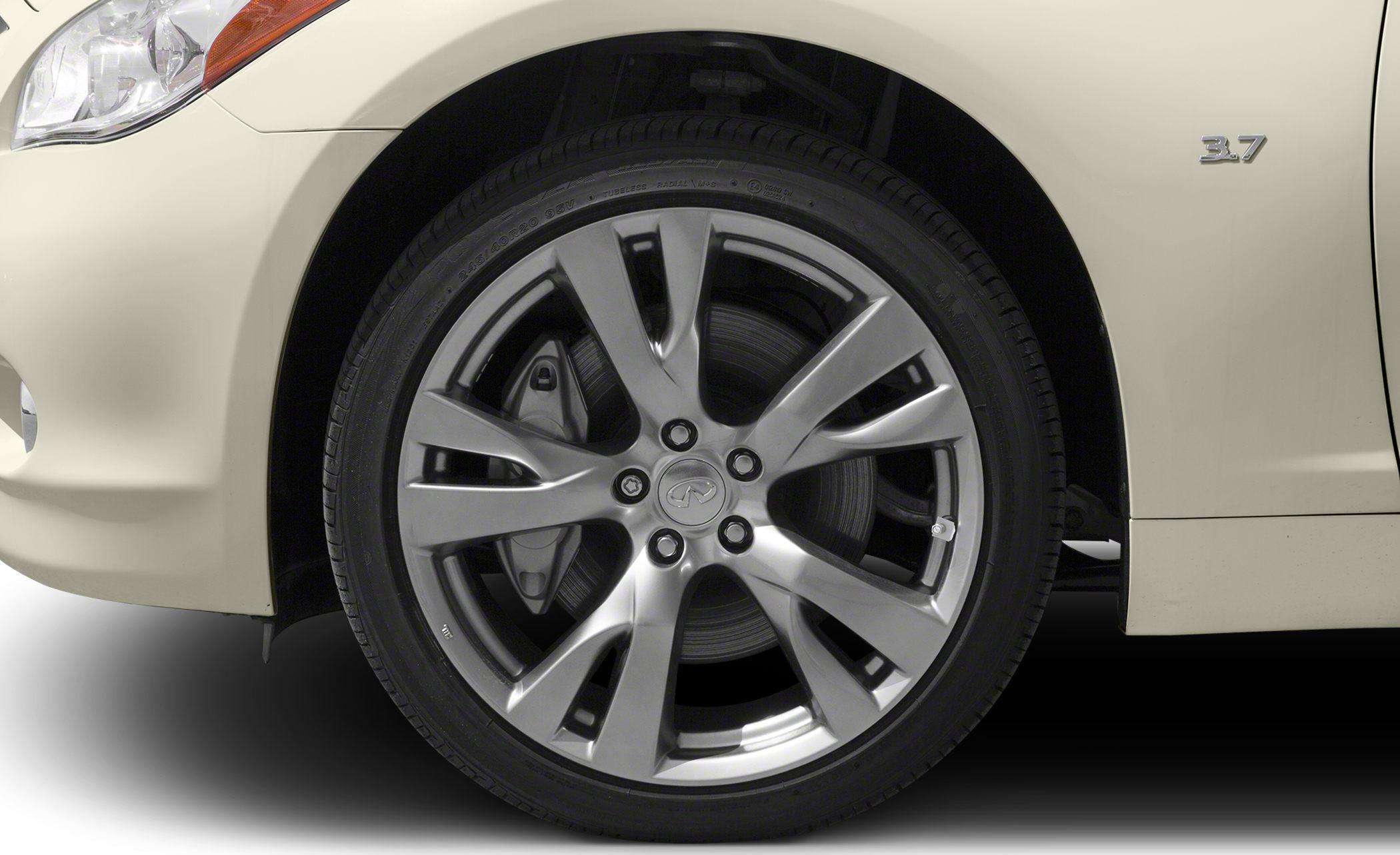 Close-up of Infiniti Q70 alloy wheel and 3.7 engine badge