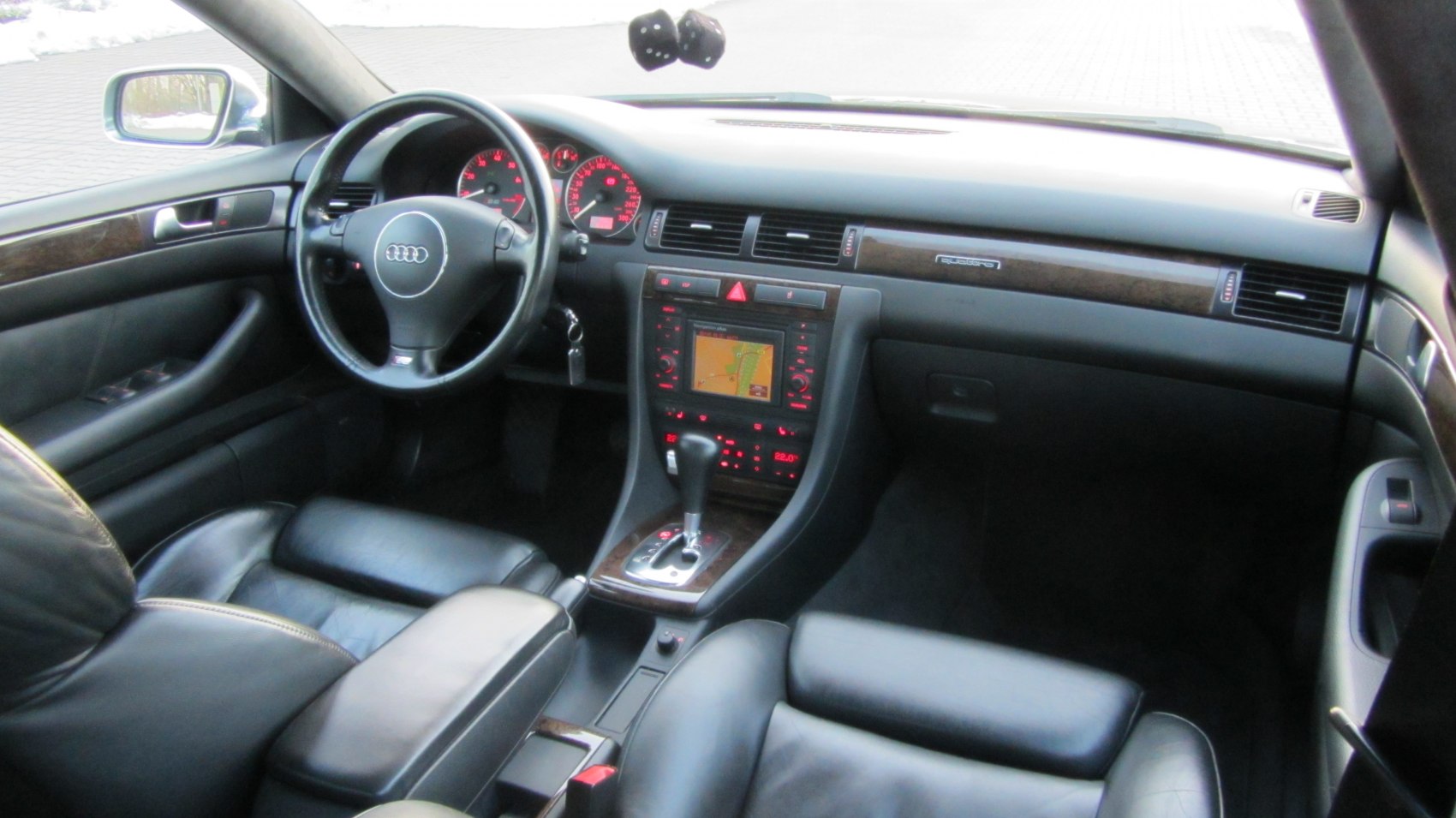 Dashboard with navigation display and leather seats, automatic gearshift