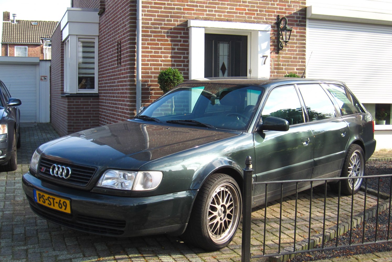 Front side view of mid-1990s estate with alloy wheels