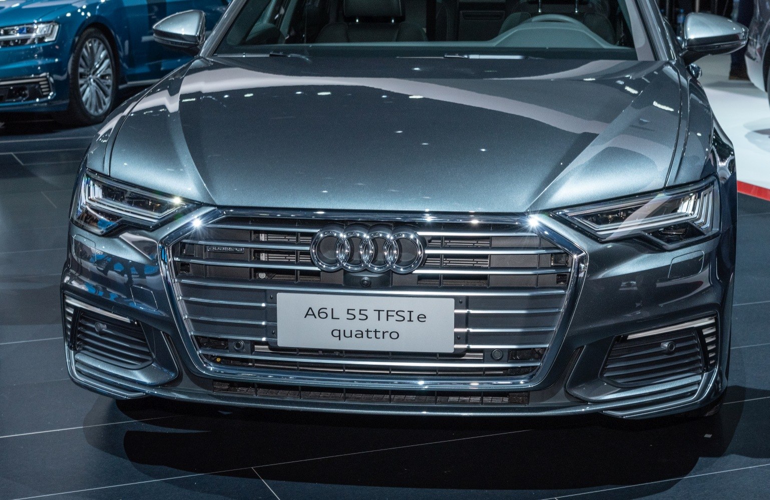 Front grille with LED headlights and quattro emblem
