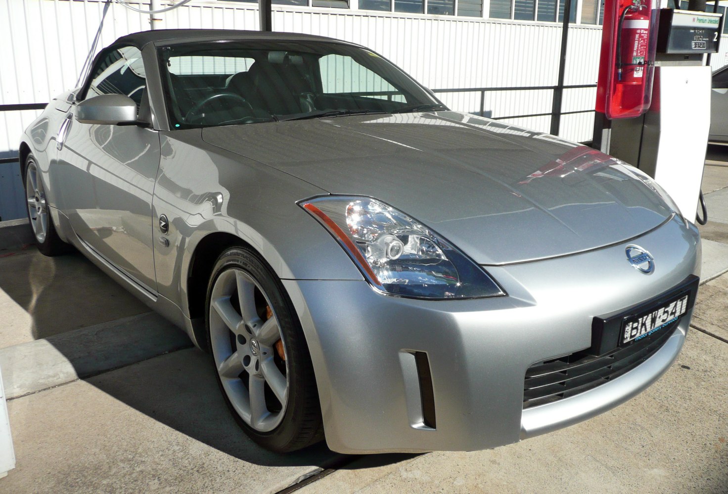 Front-side view of convertible with aerodynamic shape and alloy wheels