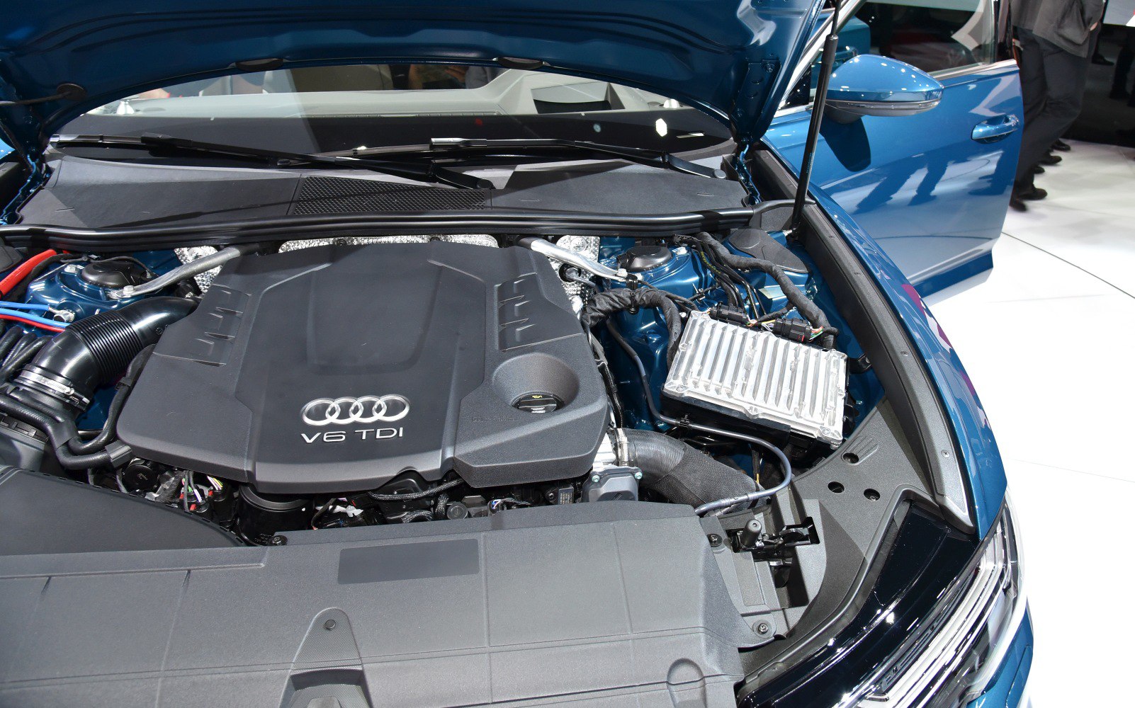 V6 TDI engine cover and surrounding engine bay components