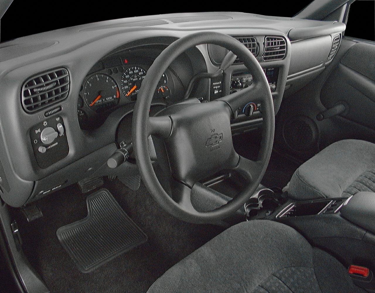 Dashboard, steering wheel, instrument cluster, and front seats