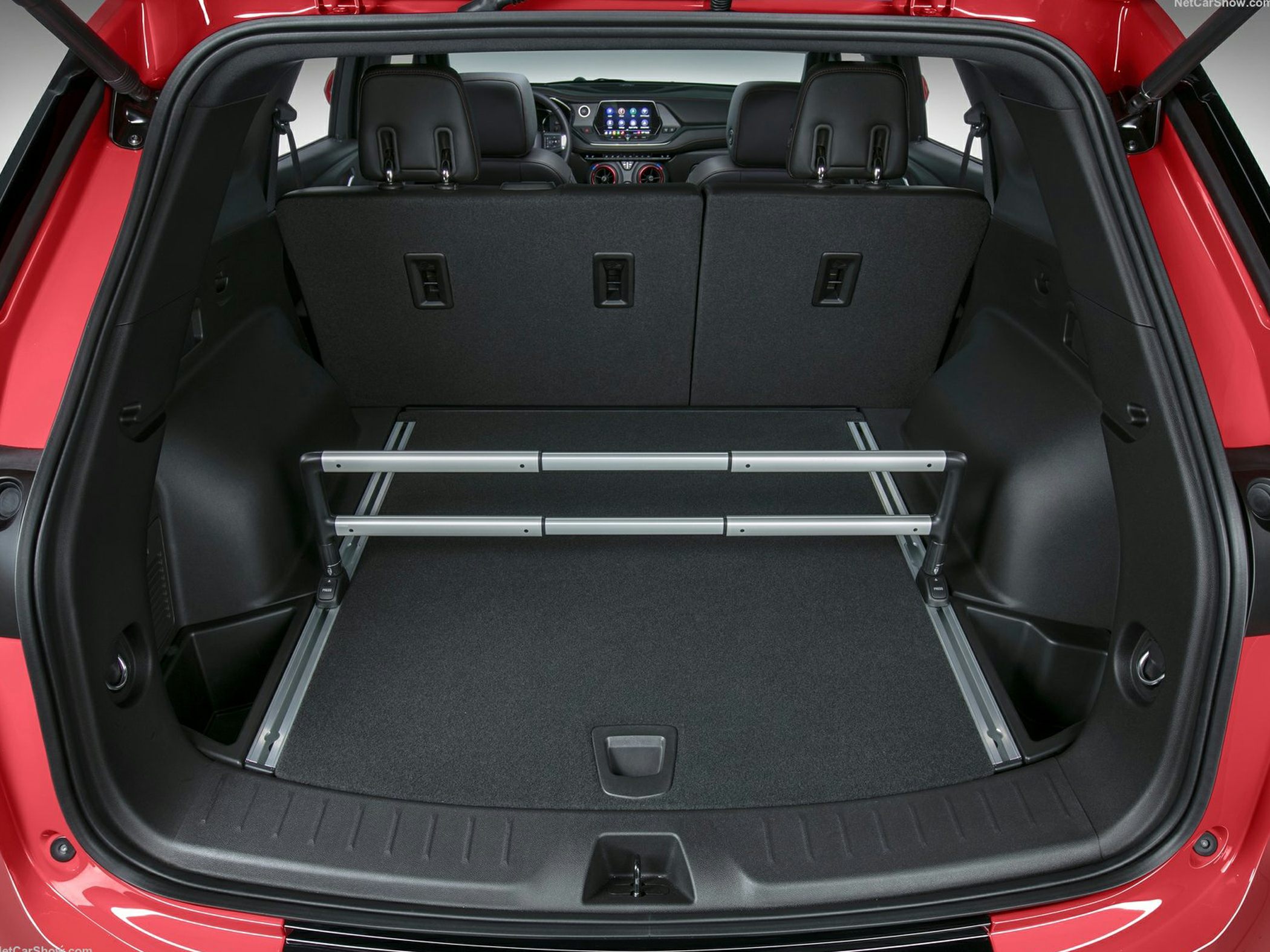 Spacious cargo area with adjustable metal divider bars