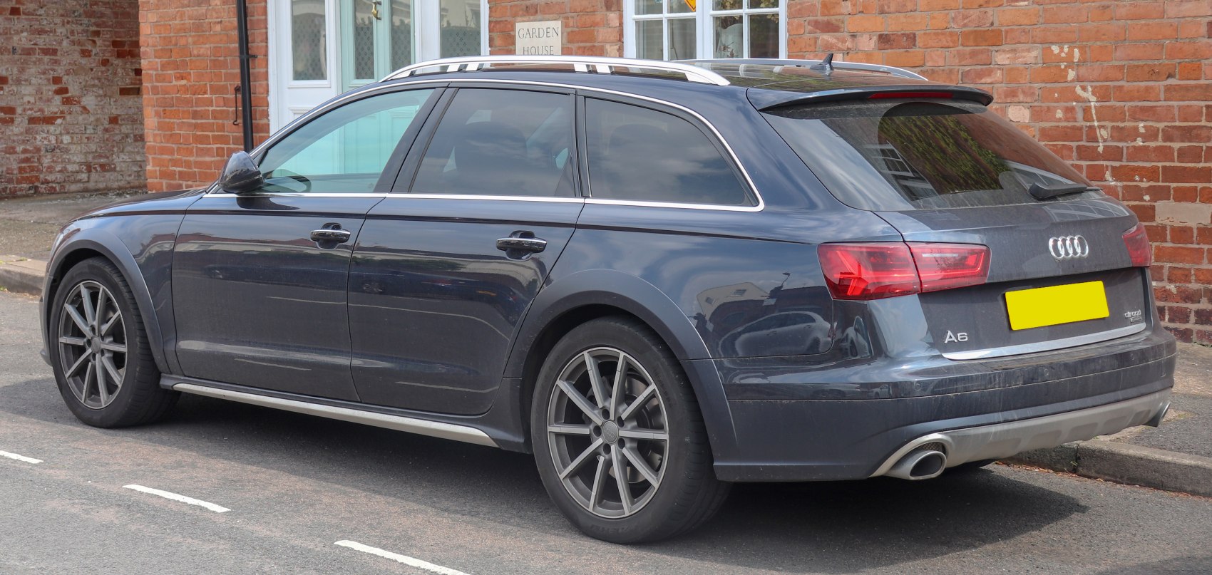 Rear side view with roof rails and alloy wheels