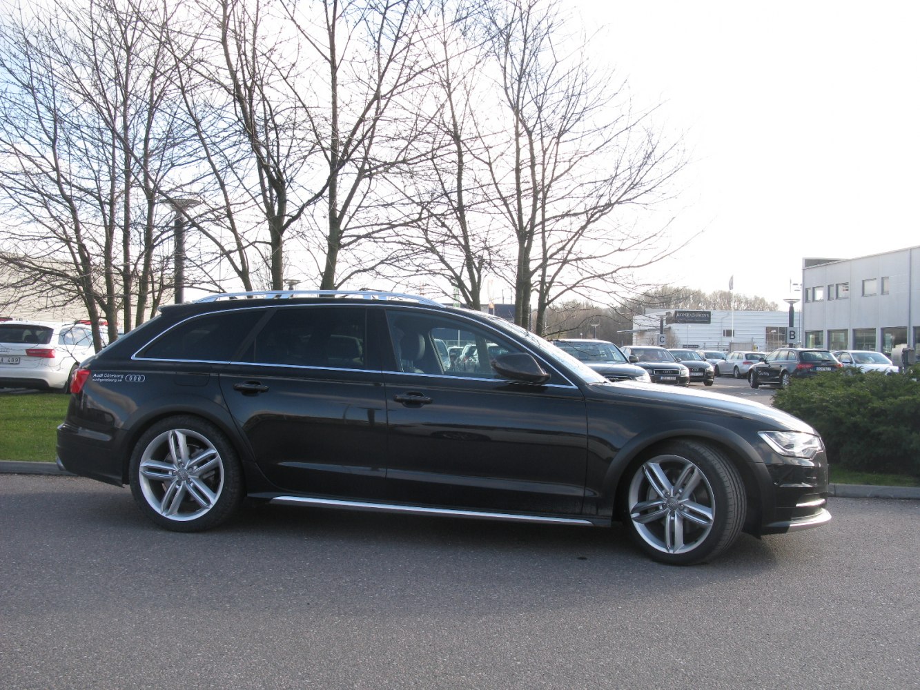 Sleek wagon body and alloy wheels side profile.