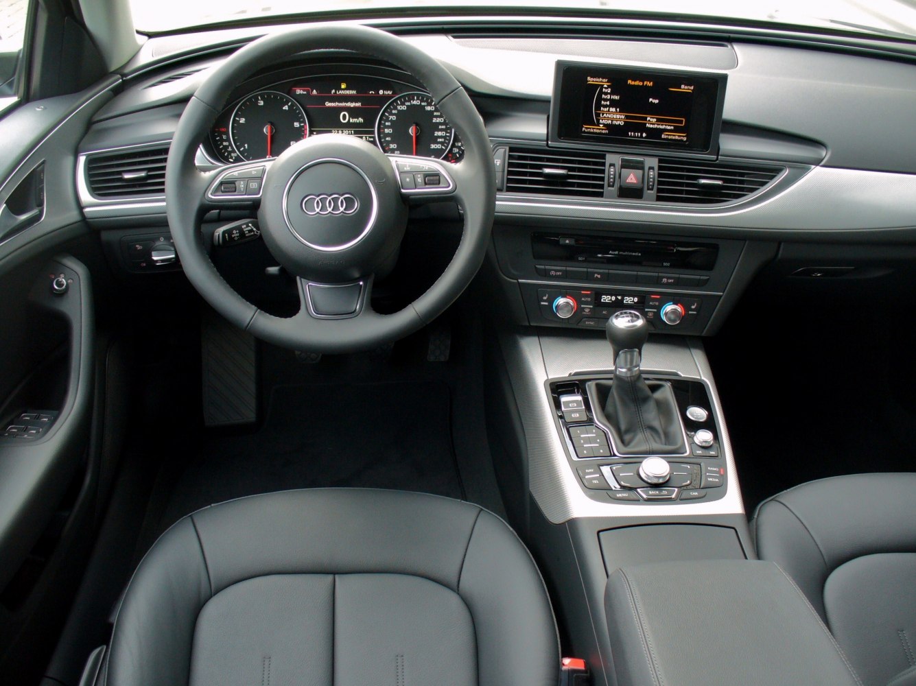 Dashboard, steering wheel, multimedia screen, manual gear shift