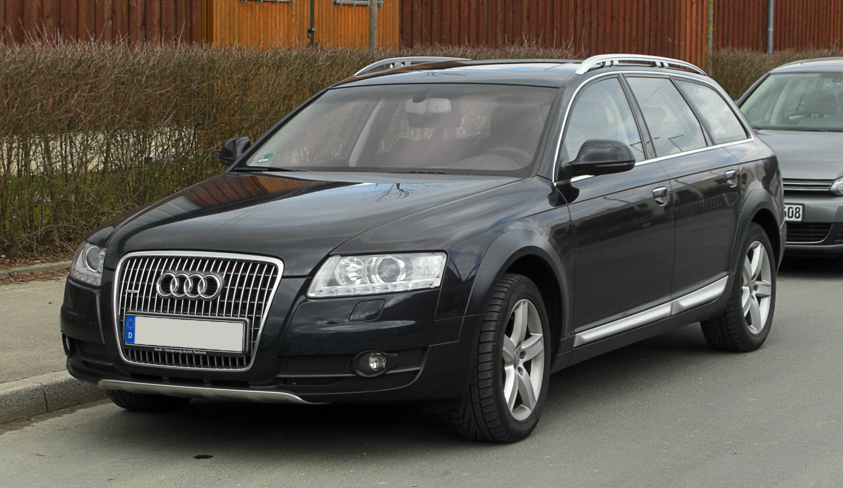 Front view of luxury wagon with distinctive grille and roof rails
