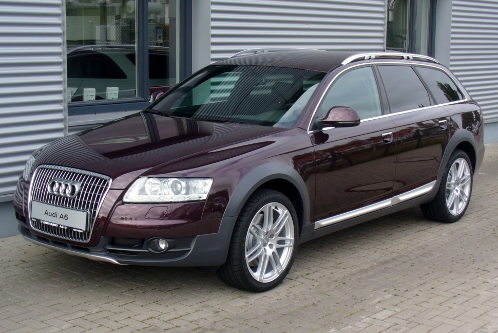 Dark red wagon with plastic cladding and alloy wheels