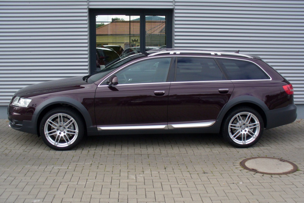 Side profile with alloy wheels, roof rails, rugged wheel arches