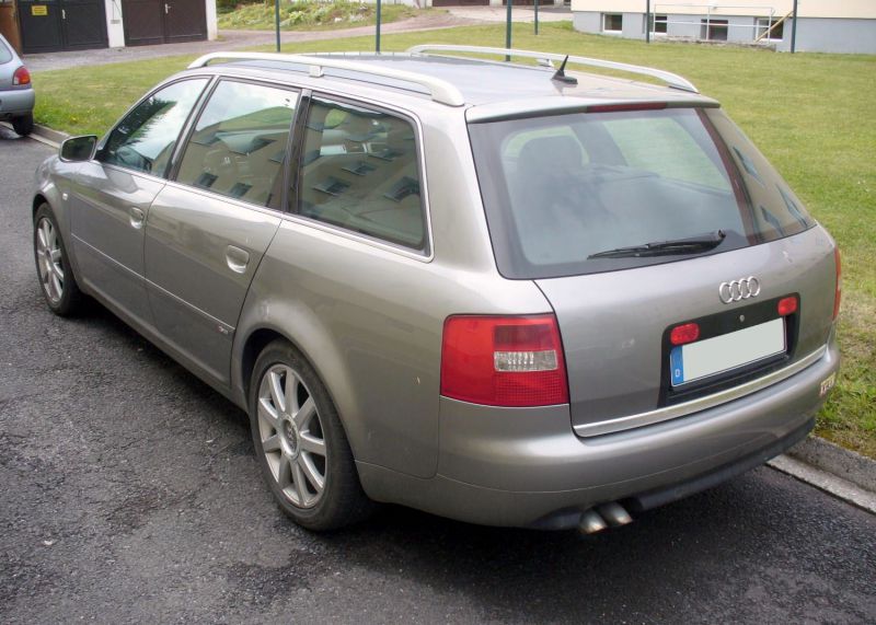 Rear three-quarter view of estate car with dual exhaust and roof rails