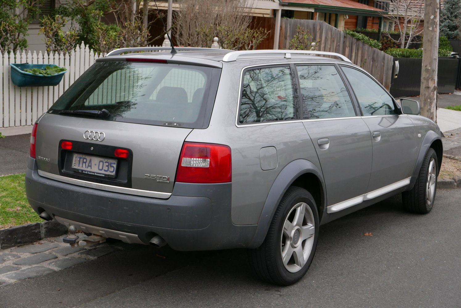 Rear view of 2.5 TDI station wagon with roof rails and trailer hitch