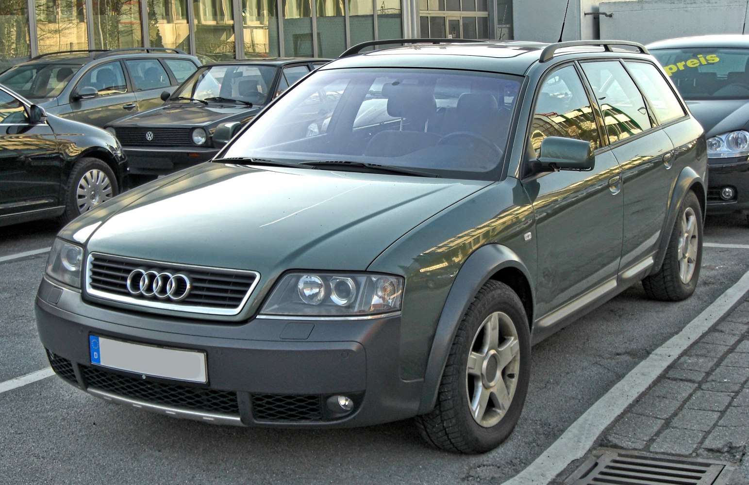 Green wagon with plastic cladding and roof rails