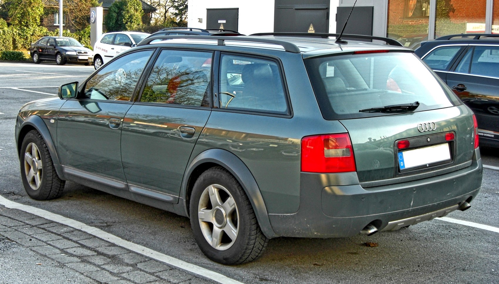 Rear-side view of wagon with wheel arch cladding and roof rails