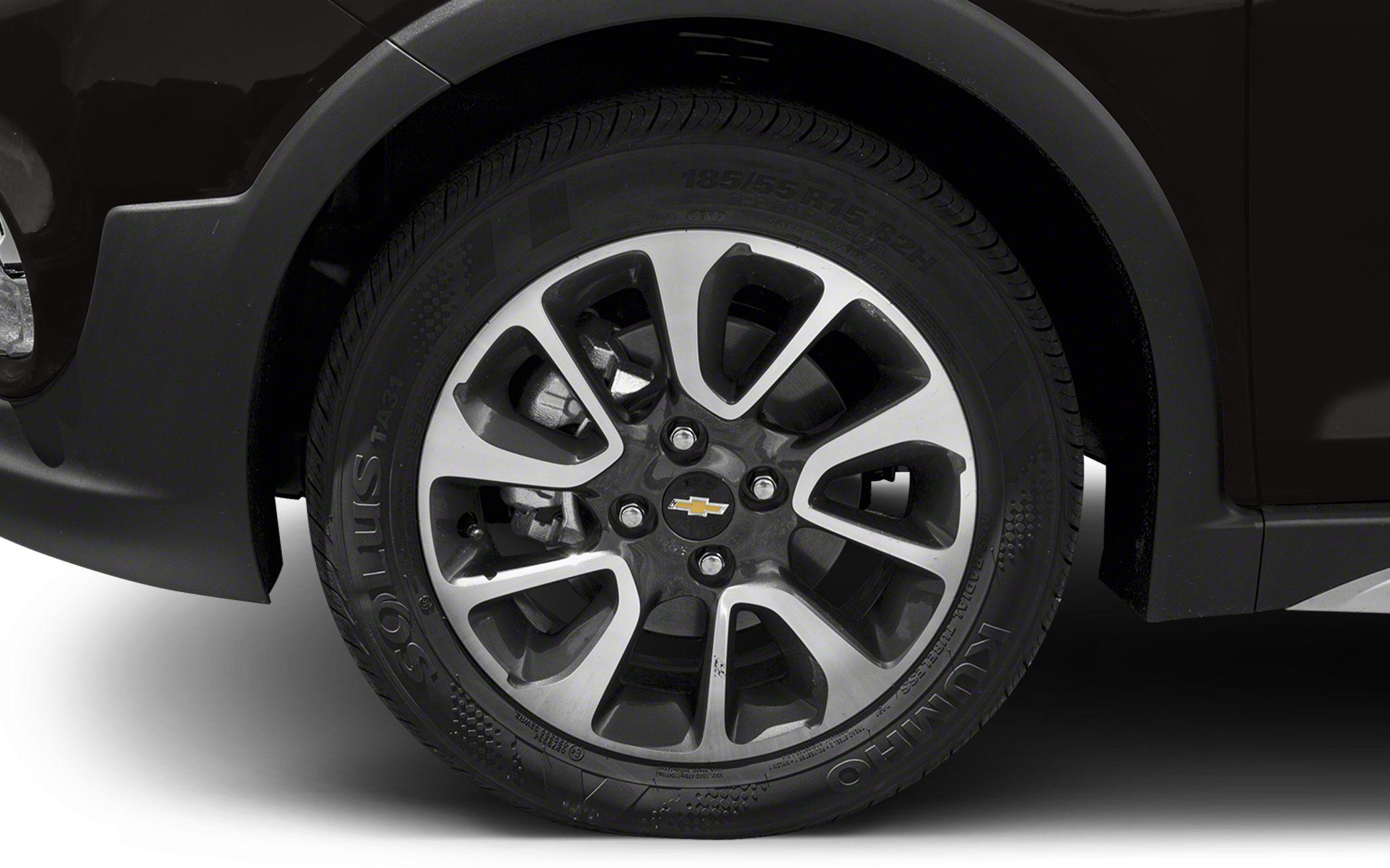Alloy wheel and tire close-up
