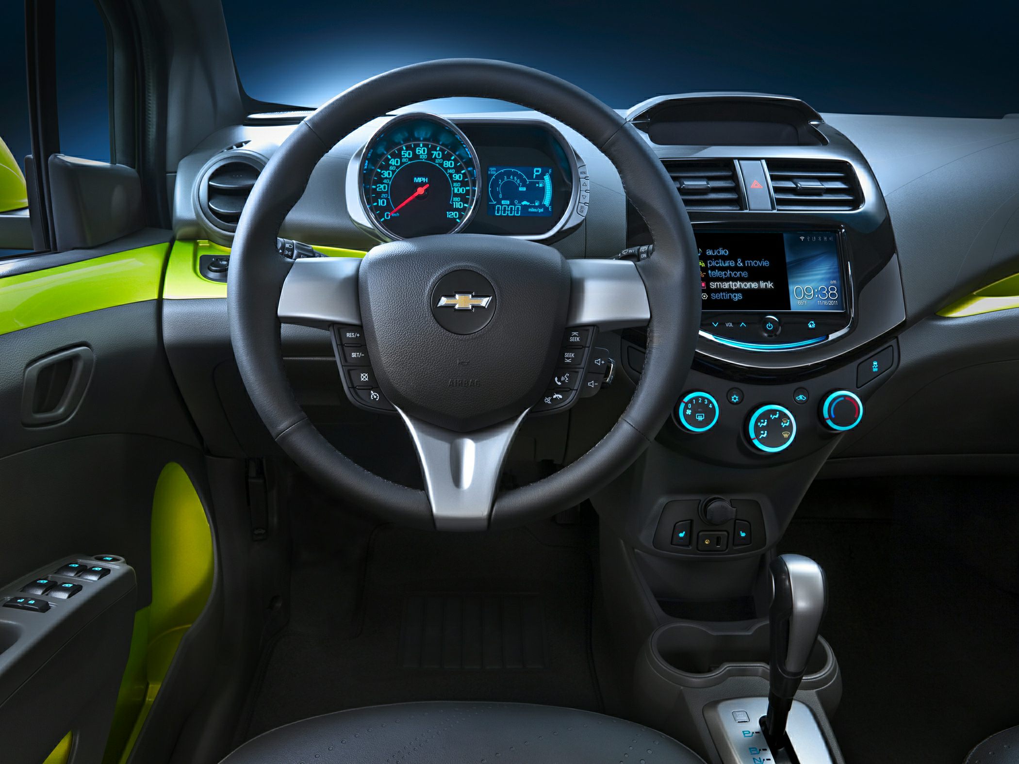 Digital instrument cluster, multifunction steering wheel, central infotainment system