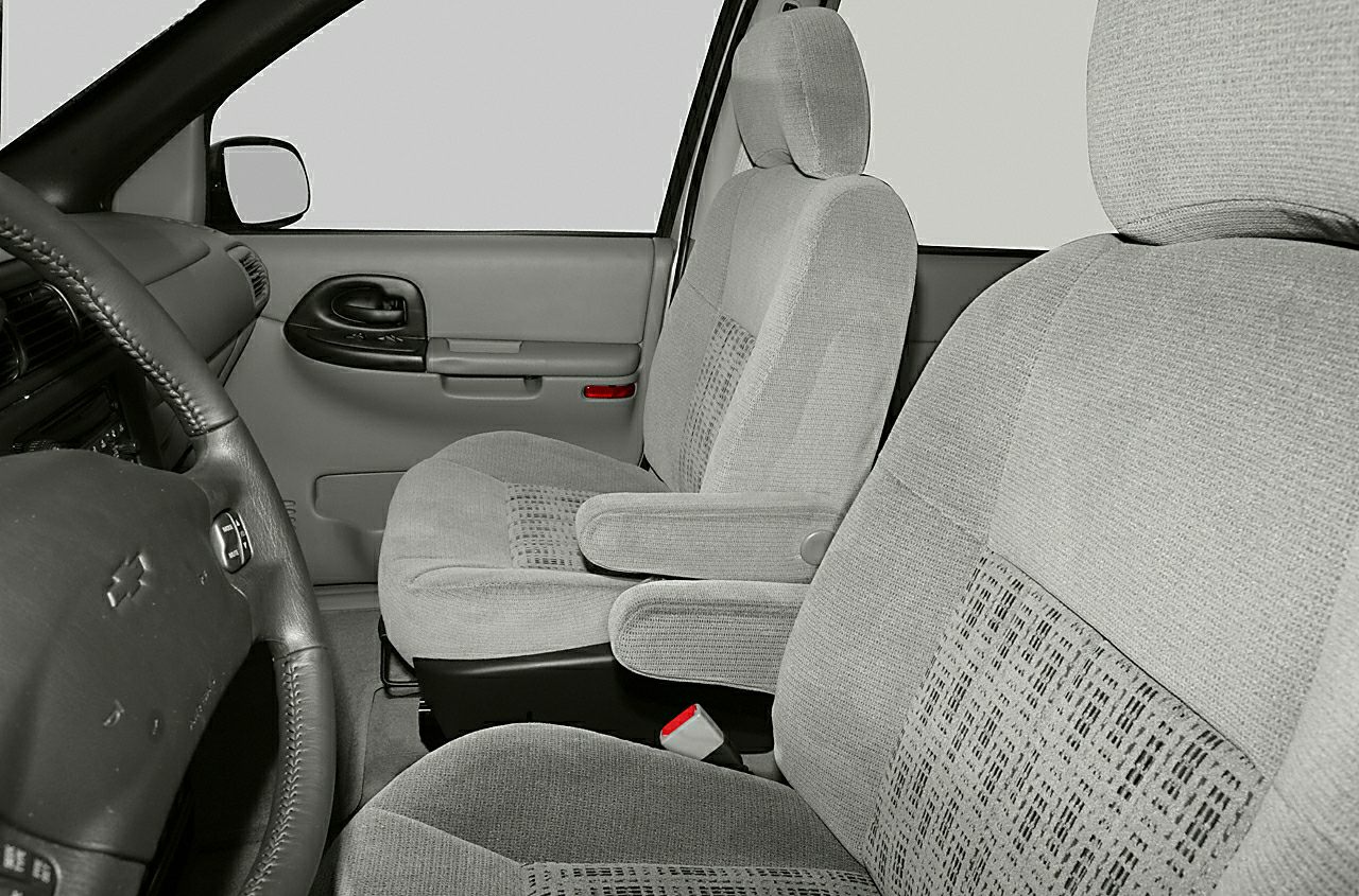 Fabric-upholstered front seats with armrests and dashboard
