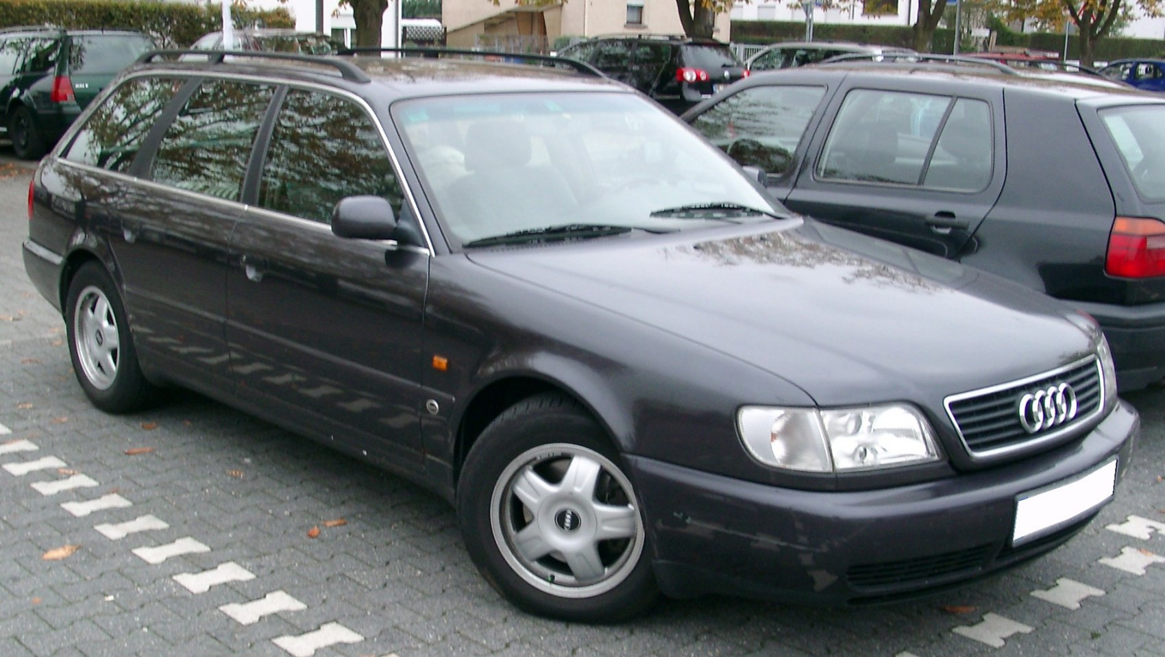 Mid-90s station wagon with alloy wheels and roof rails