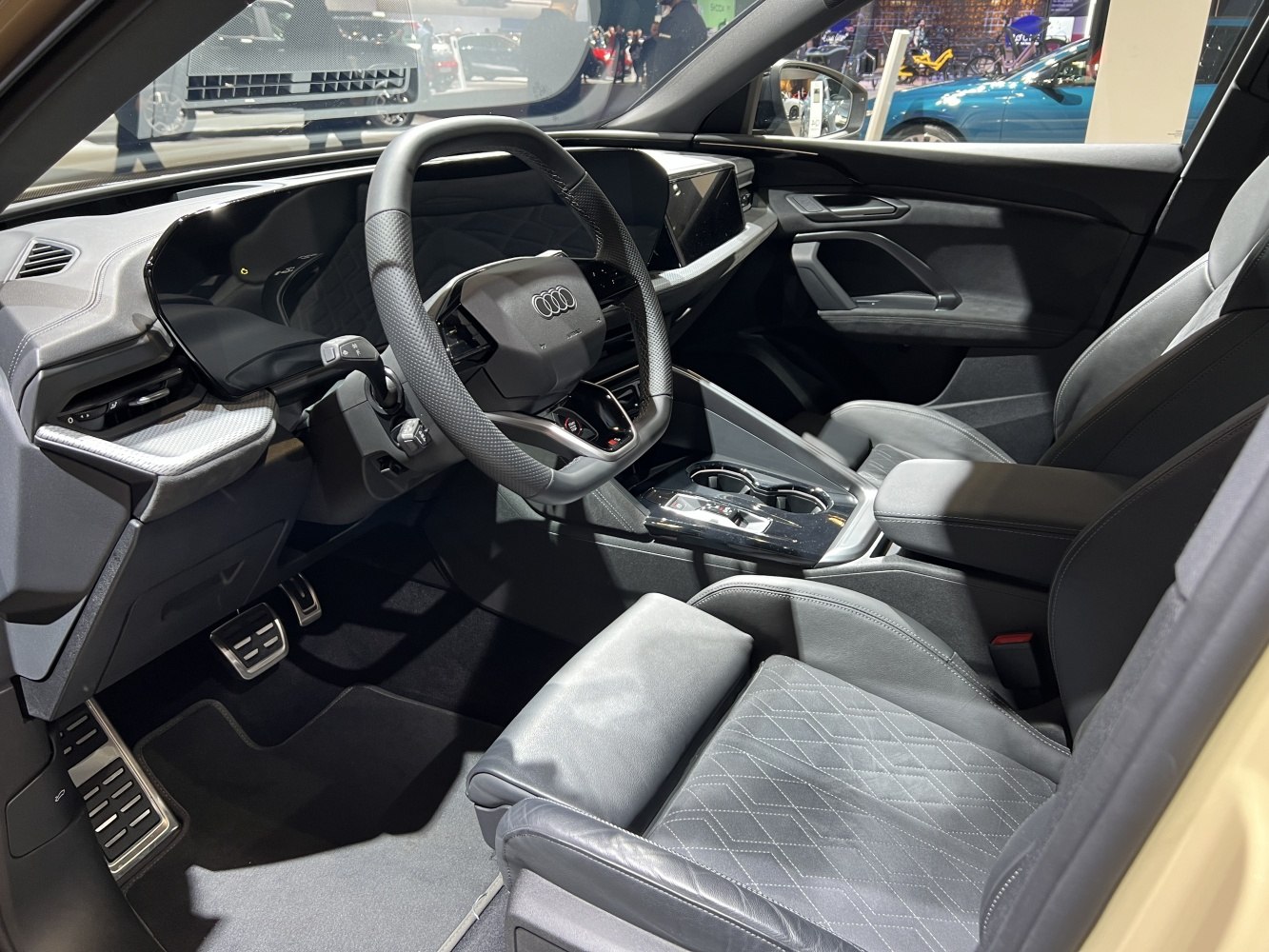 Modern digital cockpit and premium leather seats in a luxury SUV interior