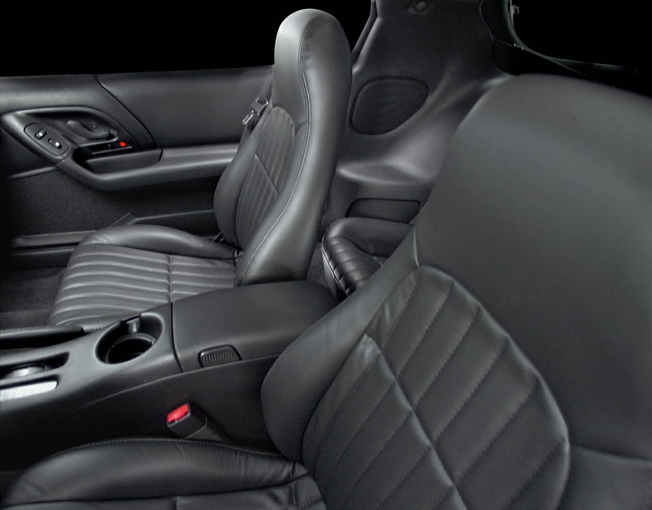 Leather seats and interior cabin design of a 1998-era sports coupe