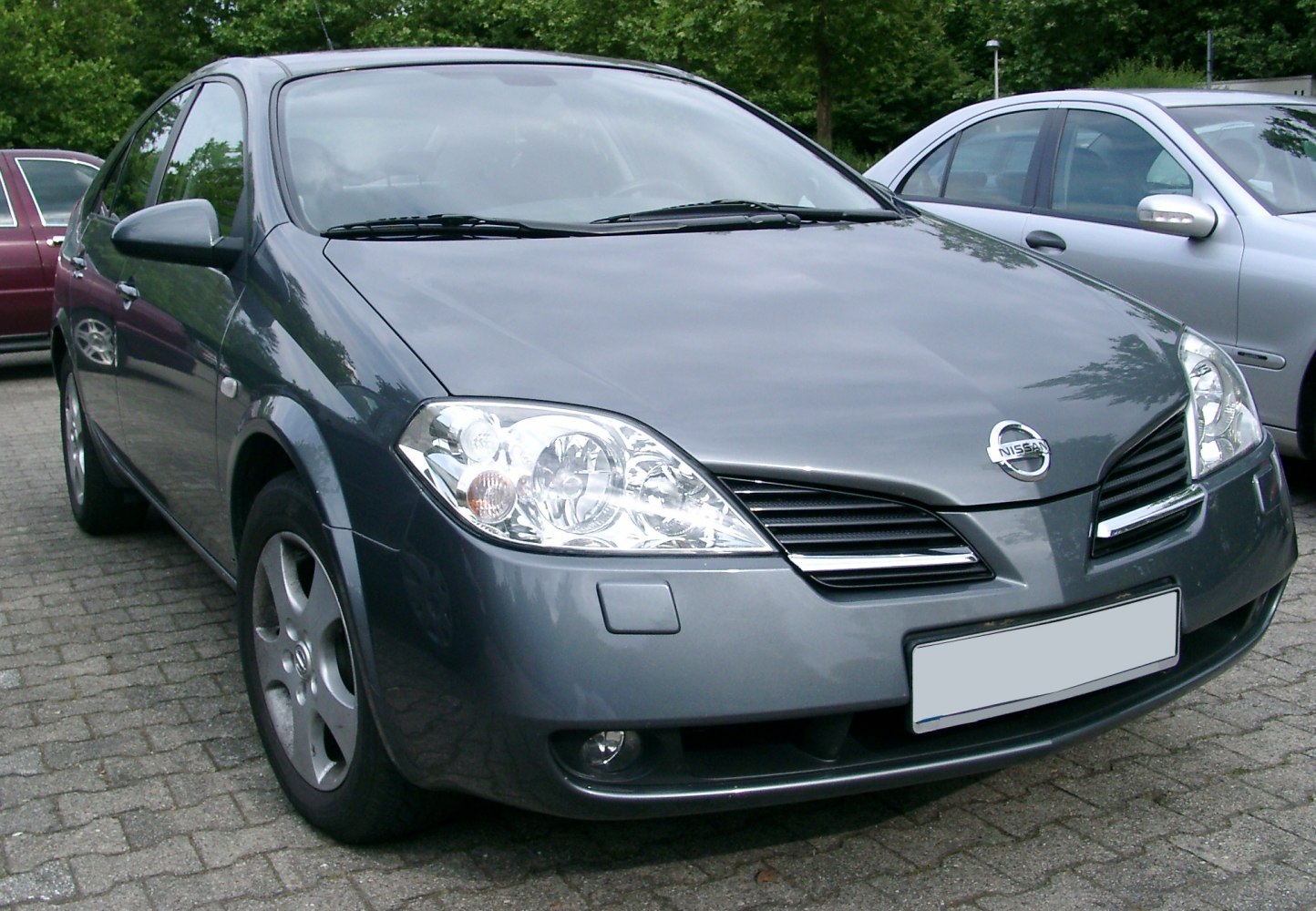 Front grille and headlights with fog lights of a hatchback