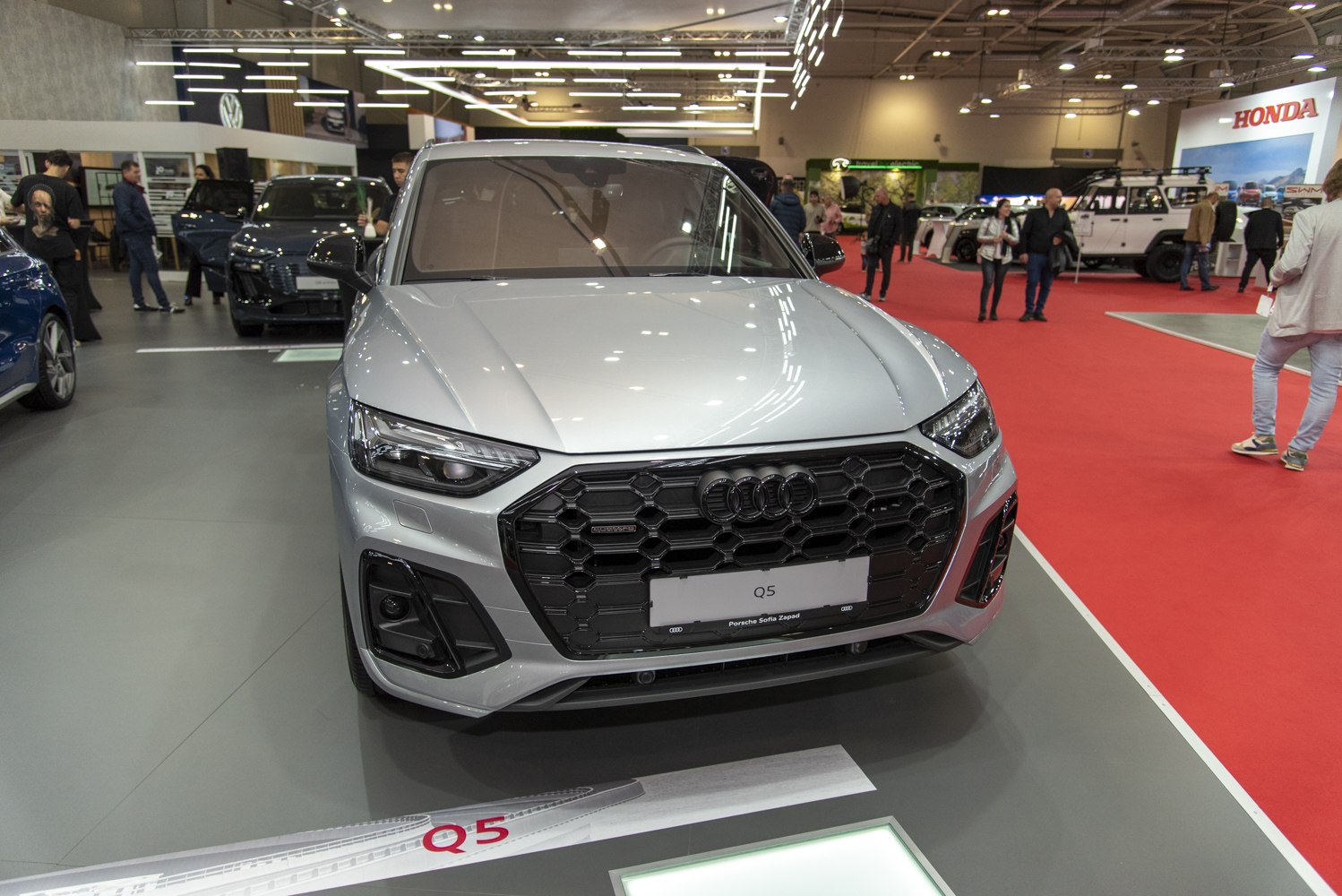 Dynamic headlights and honeycomb grille front view