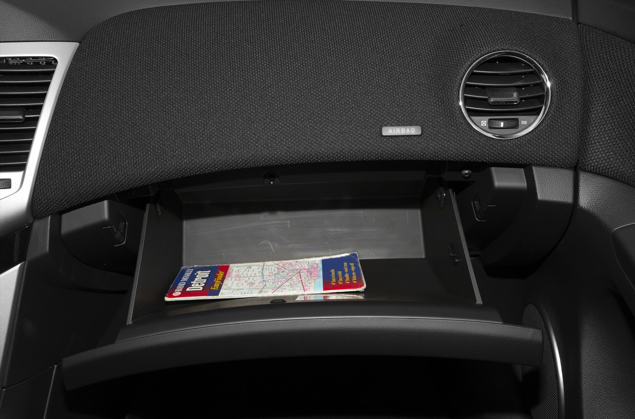 Open glove compartment and round dashboard air vent layout