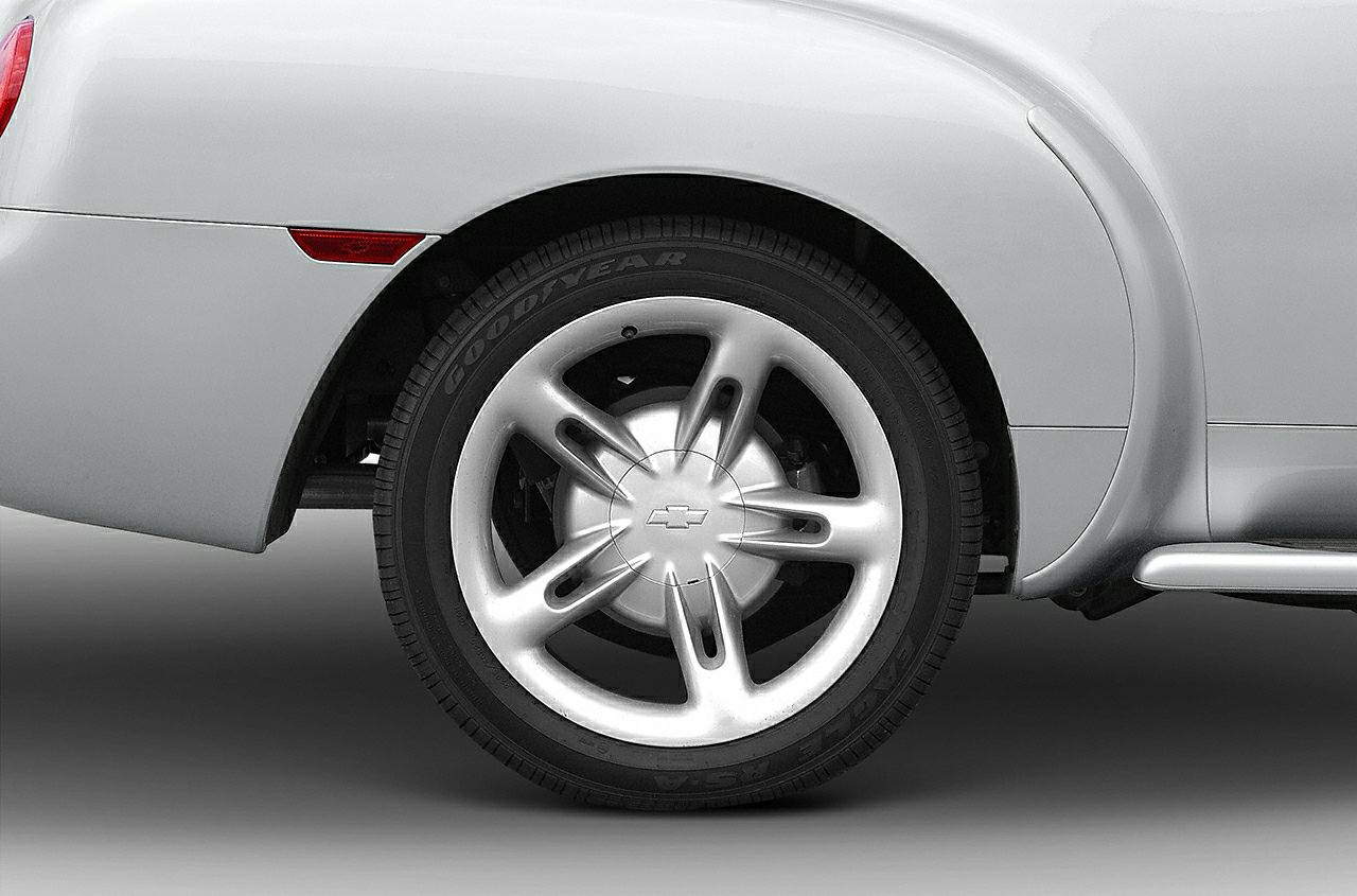 Close-up of alloy rear wheel and curved fender with side reflector.