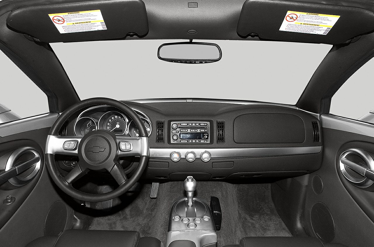 Dashboard, steering wheel, center console of 2003 Chevrolet SSR interior