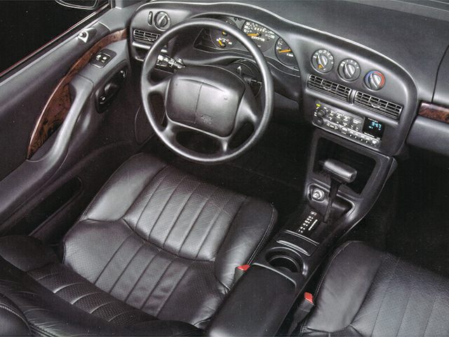 Steering wheel, dashboard, front seats, center console with gear shift