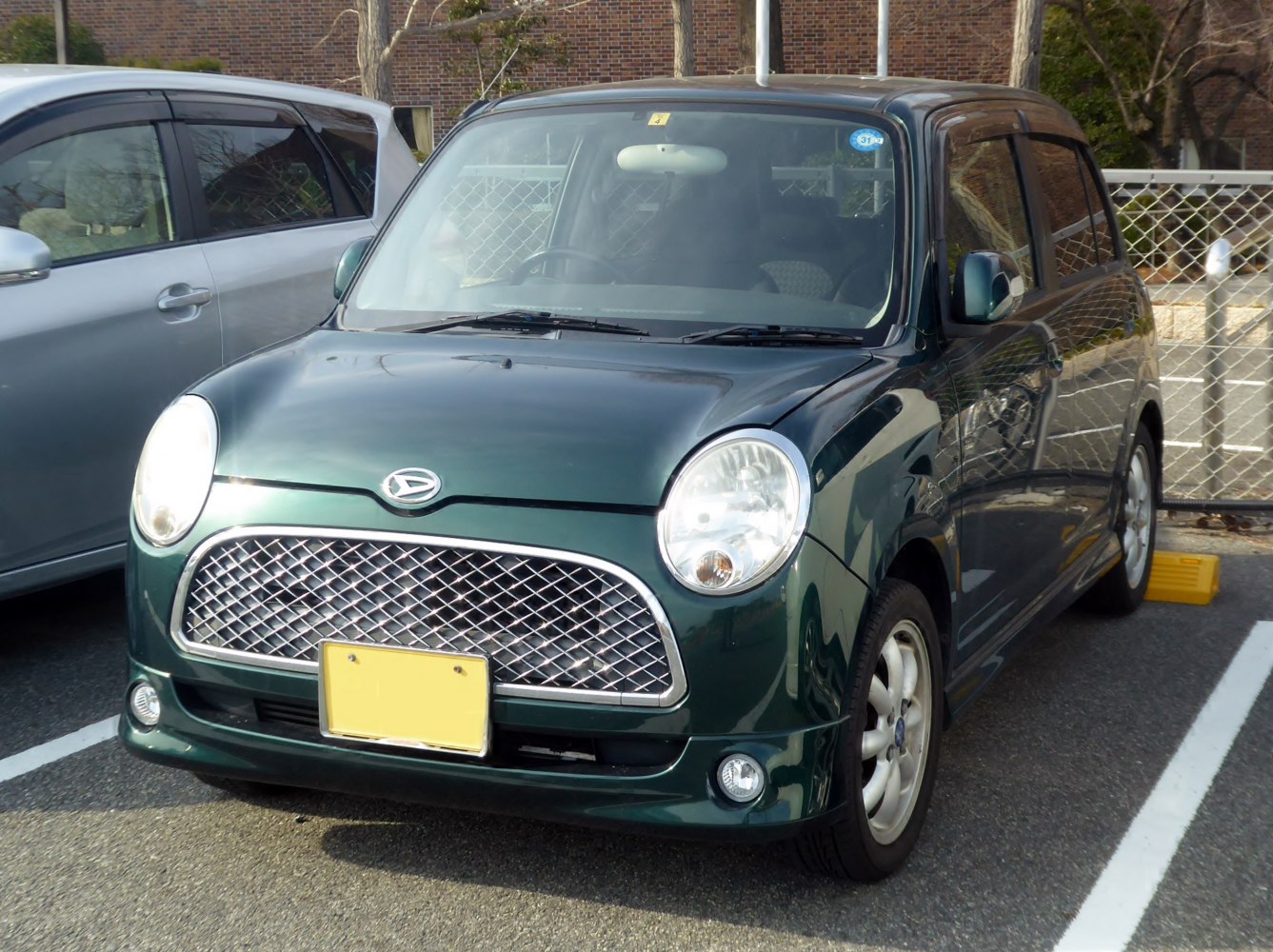 Round headlights with large diamond mesh grille and fog lights