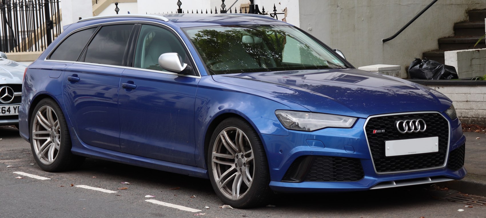 Blue Audi RS6 Avant C7 facelift with sporty grille and alloy wheels