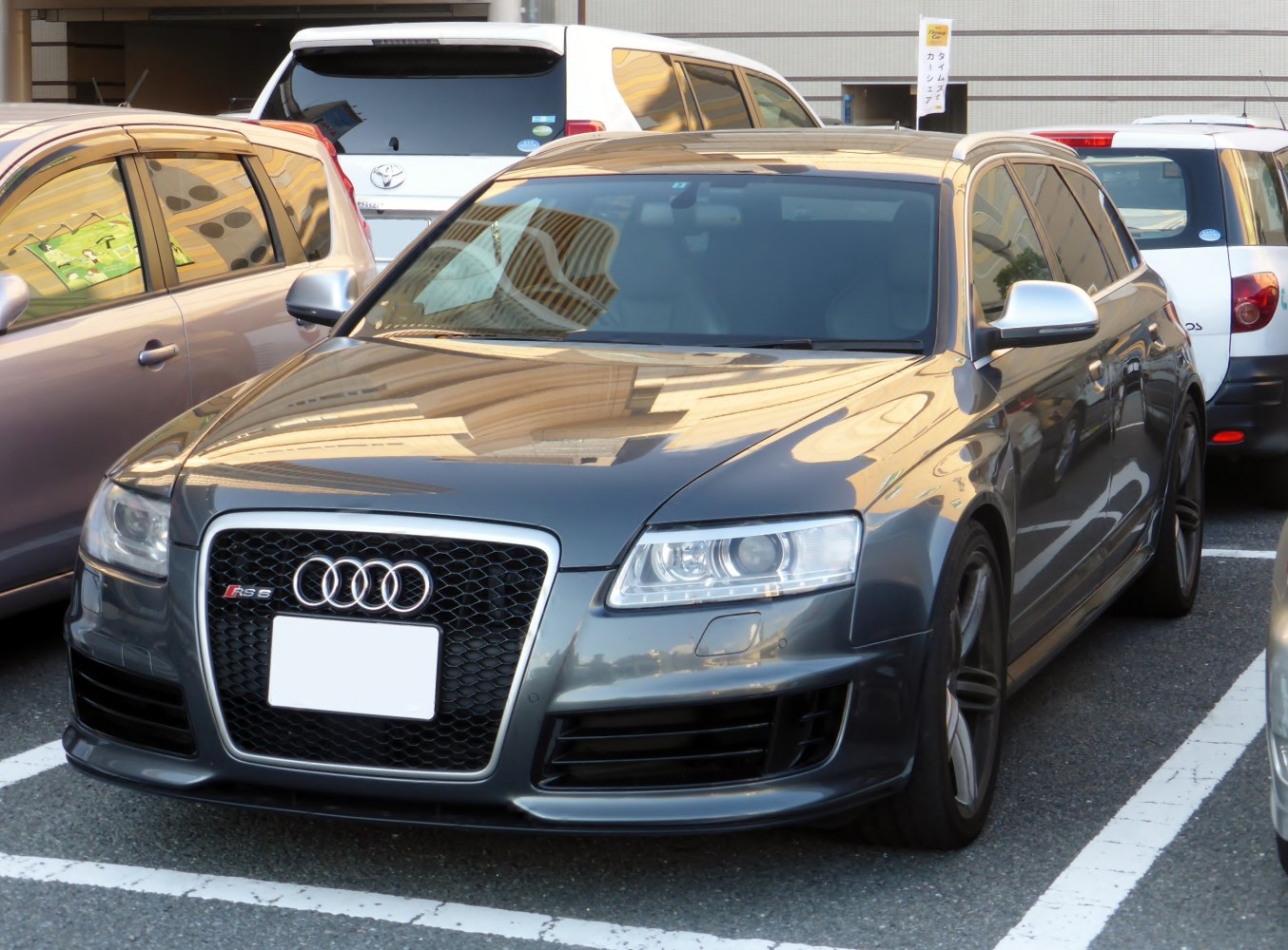 Front grille and headlights of a sporty wagon
